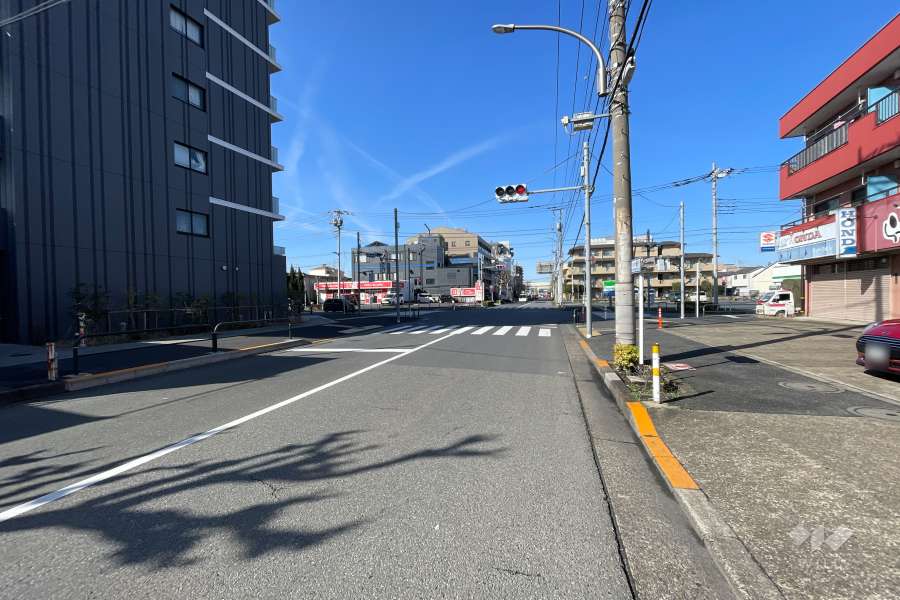 敷地北側の前面道路（東側から）