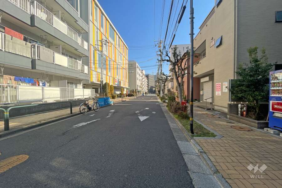 敷地北側の前面道路（西側から）