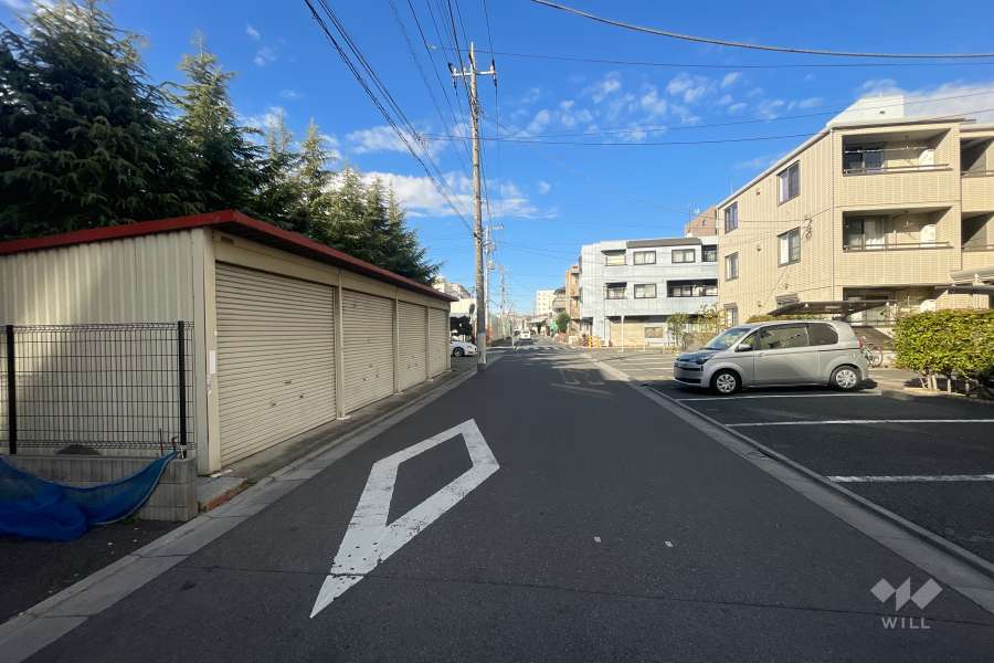 敷地東側の前面道路（南側から）