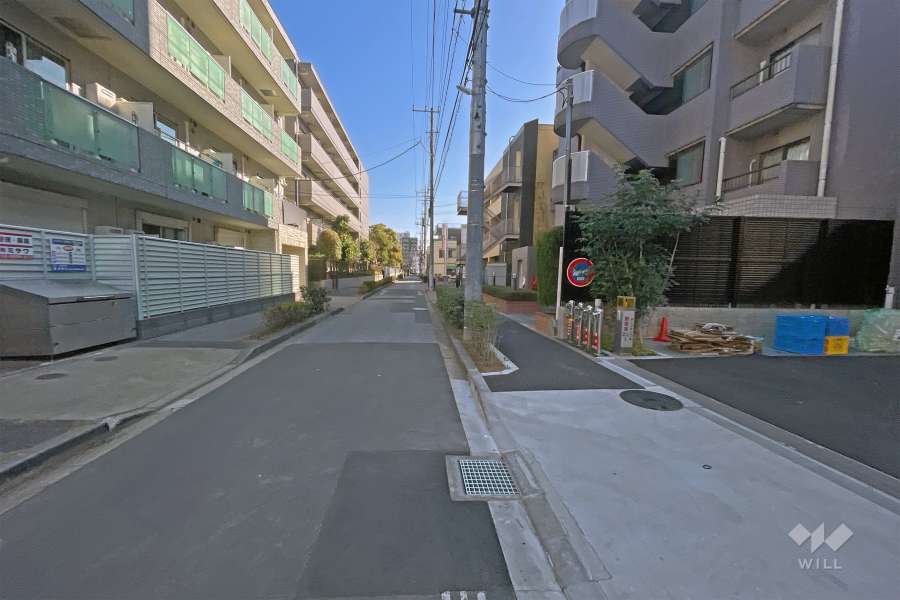敷地の北側前面道路（西側から）