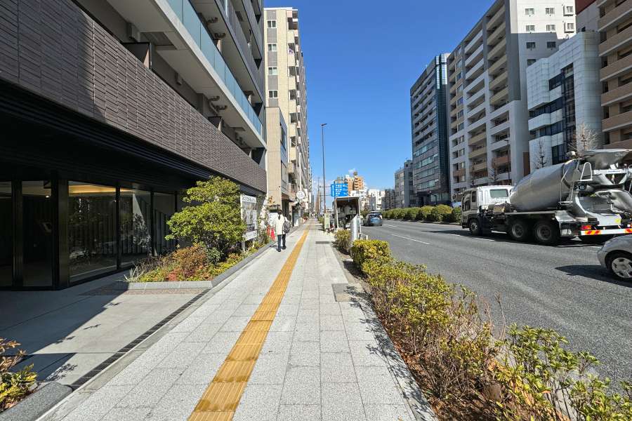 敷地東側の前面道路（南側から）