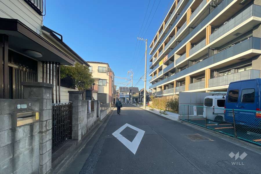 敷地の南側前面道路（東側から）