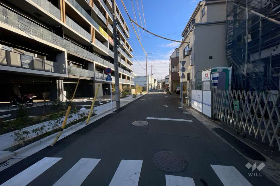 敷地の南側前面道路（西側から）
