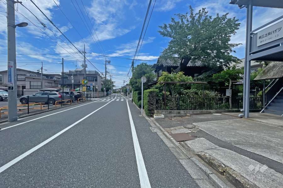 敷地の北側前面道路（東側から）