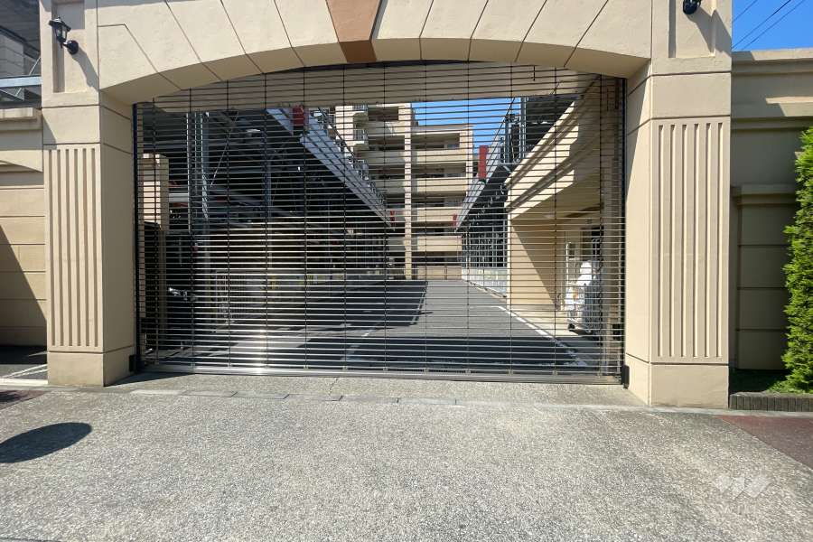 駐車場の出入り口（リングシャッター付き）