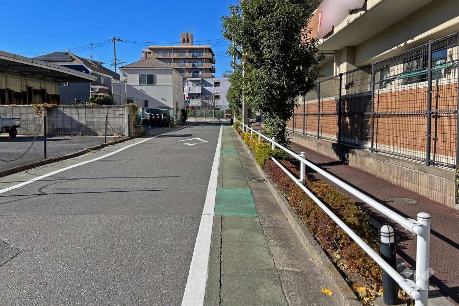 敷地の南西側前面道路（南東側から）
