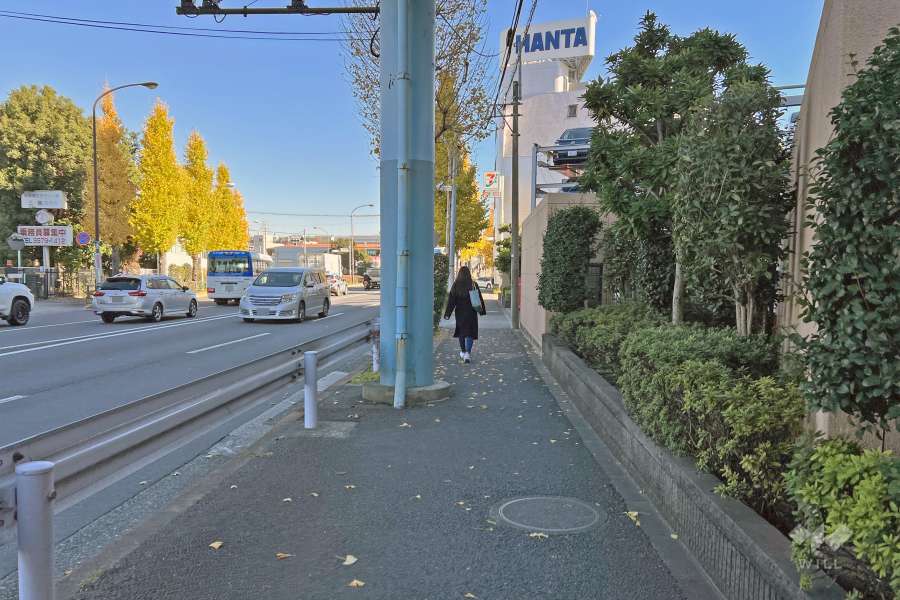 敷地の北側前面道路は都道68号線です（西側から）。