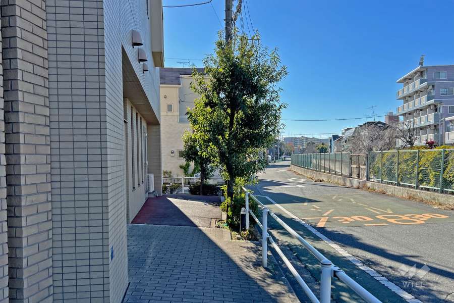 敷地の北西側前面道路（北東側から）