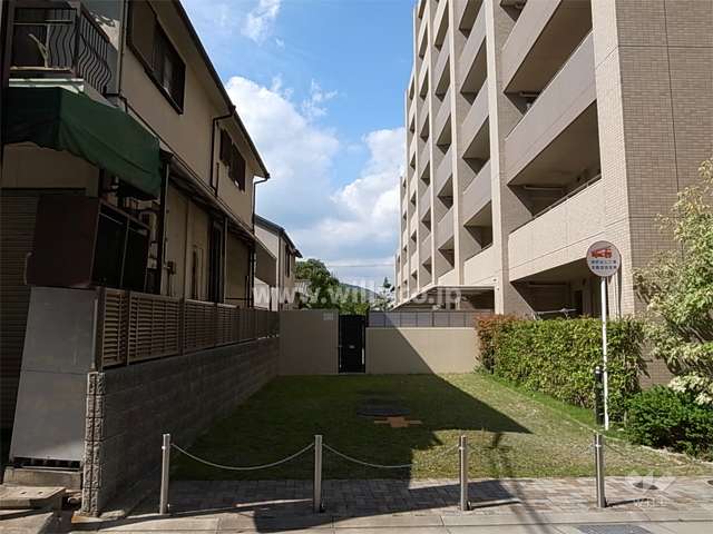 逆瀬川ファーストアドレスの外観（東側から）　南側は一戸建てが建っています。