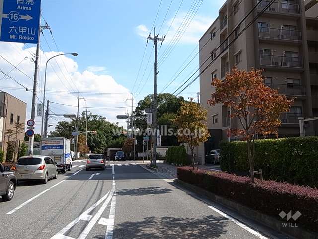敷地北側は二車線の通りに面しています。
