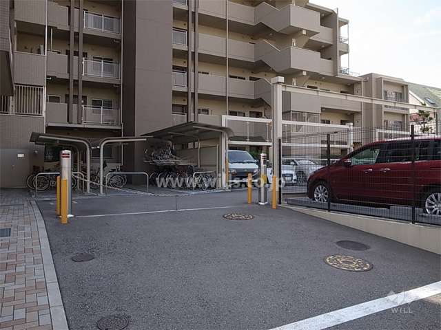 駐車場入口にはロボットゲートが設置されています。