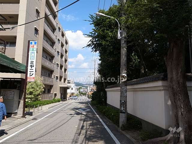 敷地東側の前面道路。道を挟んで、『伊和志津神社』があります。