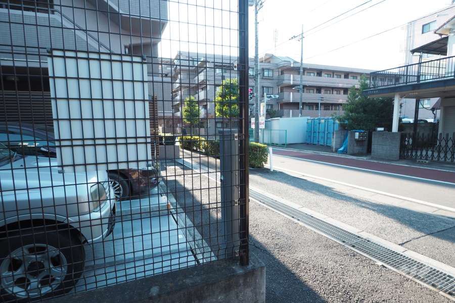 敷地北西側の前面道路（北東側から）