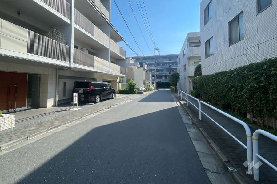 敷地の南東側前面道路（南西側から）