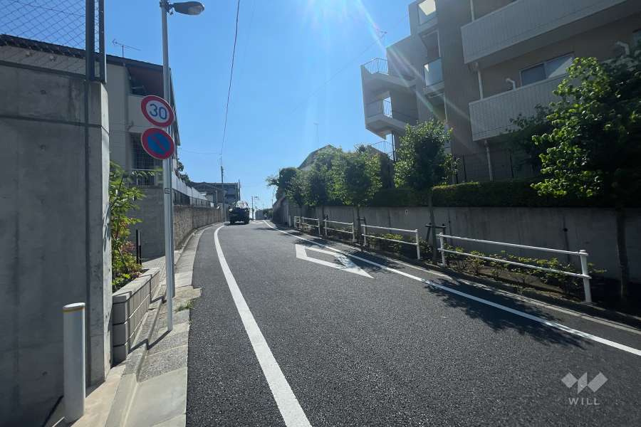 敷地の北西側前面道路（南西側から）