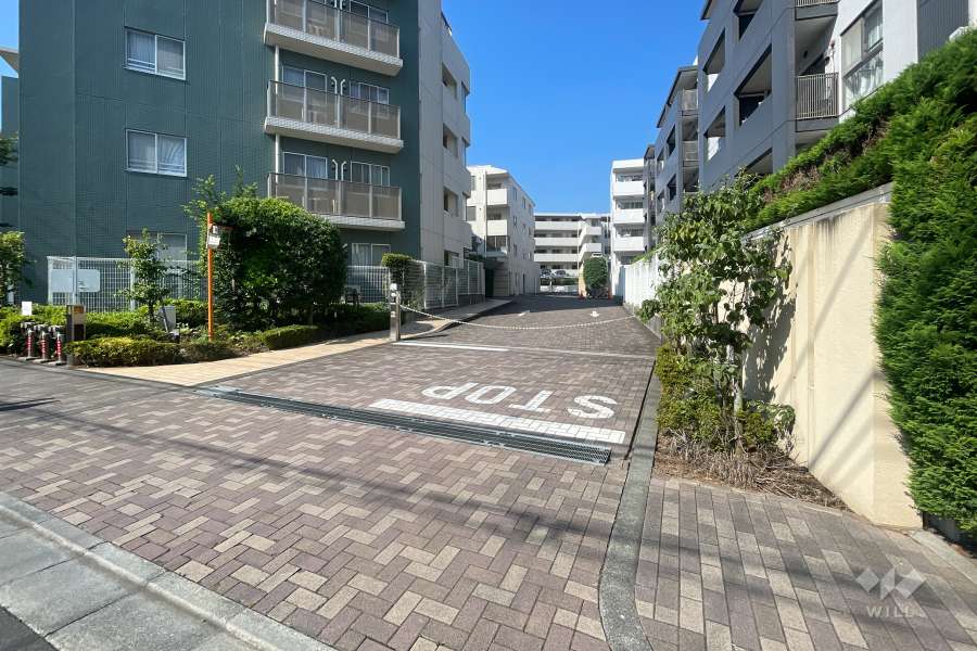 駐車場の出入り口（ロボットゲート付き）