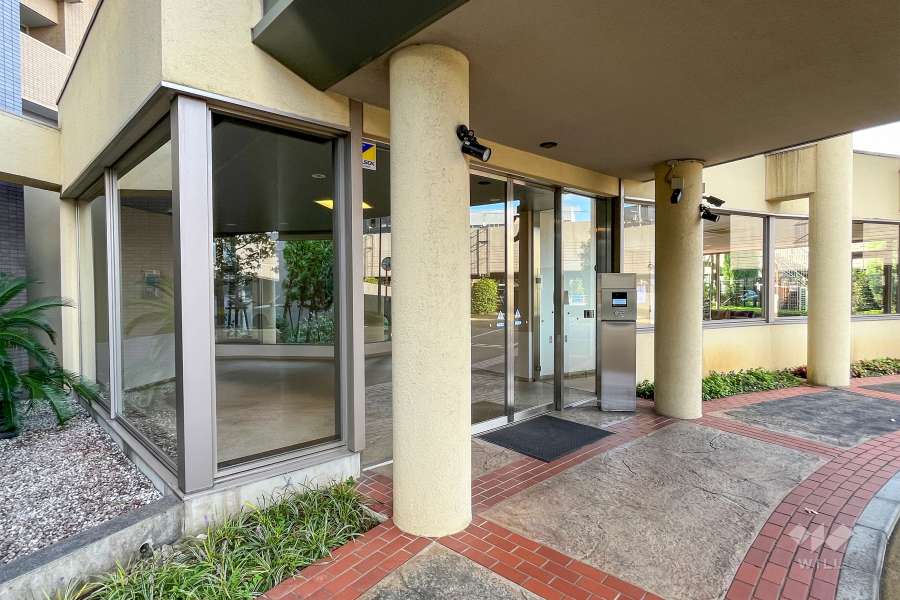 エントランスはオートロック付きです。