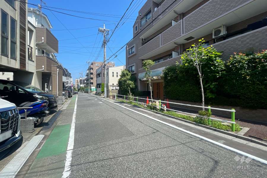 敷地の南側前面道路（東側から）