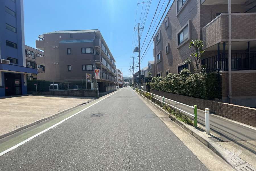 敷地北側の前面道路（西側から）