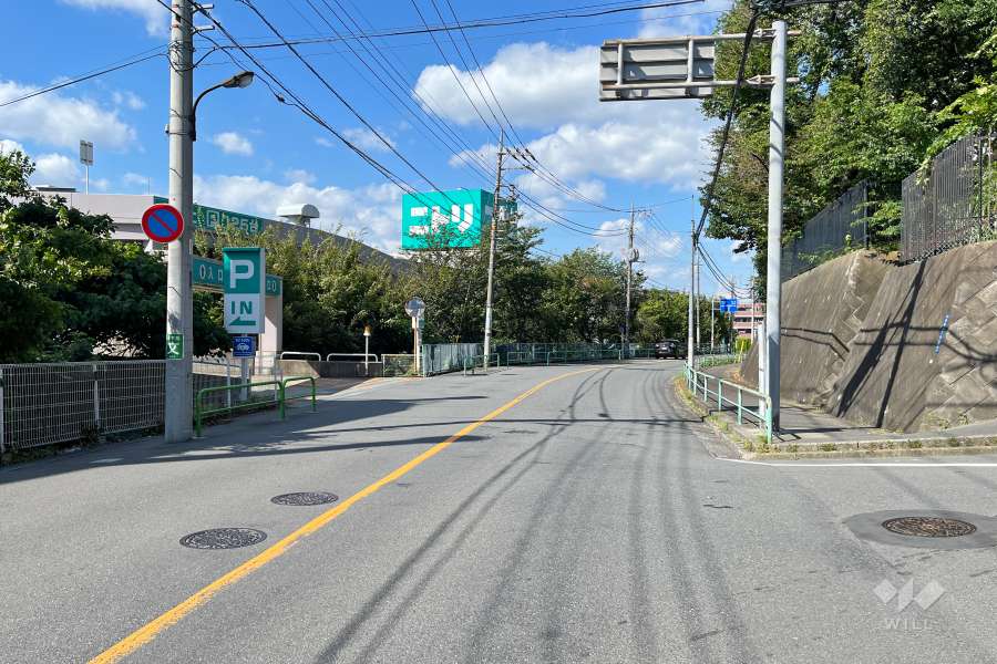 敷地西側の前面道路