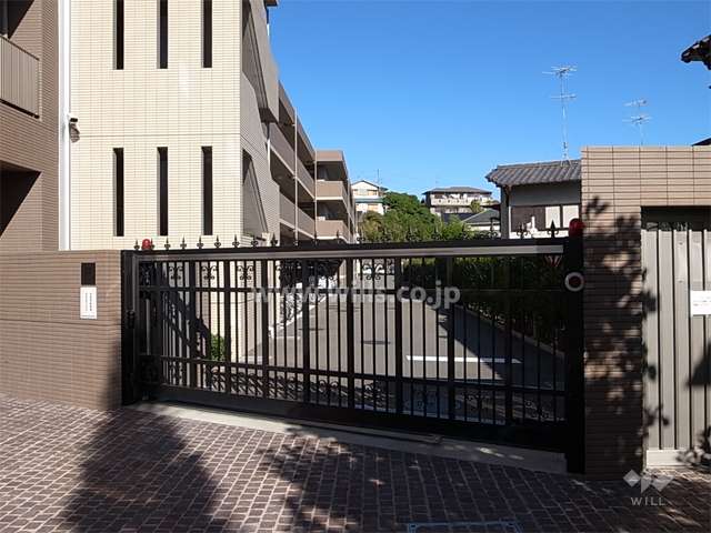 駐車場入り口にはゲートがあります。