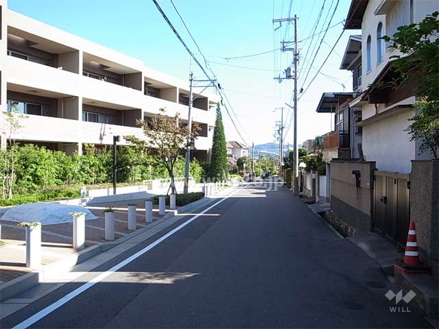 敷地南東側の前面道路。周辺は一戸建てが立ち並ぶ閑静な住宅地。