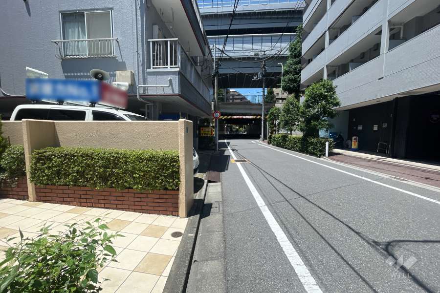 敷地の南側前面道路（東側から）