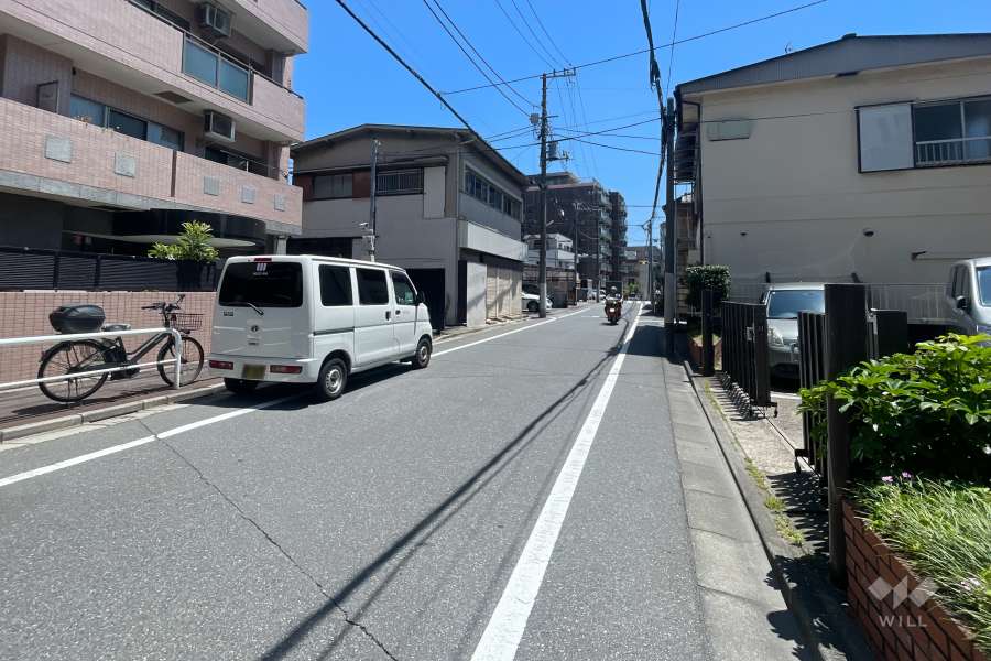 敷地の南側前面道路（西側から）