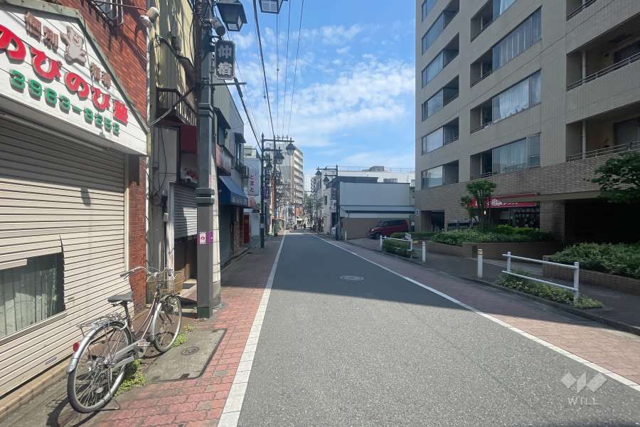 敷地西側の前面道路　