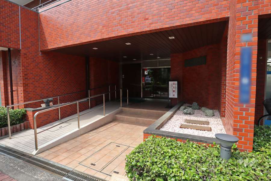 エントランスアプローチ（スロープ付き）