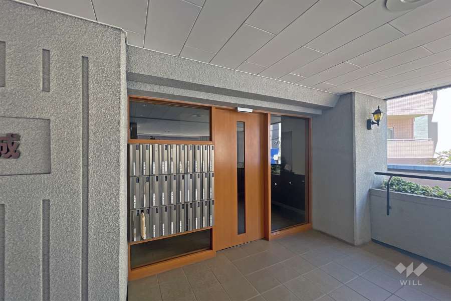 エントランスはオートロック付きです。