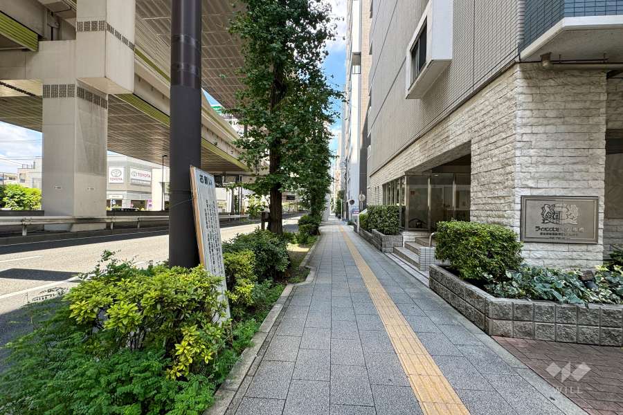 敷地西側の前面道路　