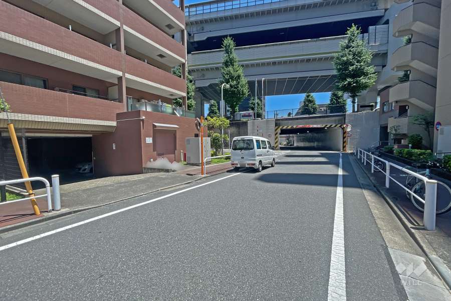 敷地の南側前面道路（東側から）