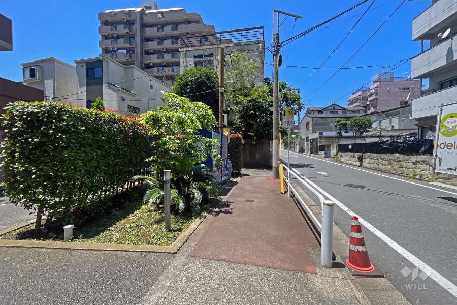 敷地の北側前面道路（西側から）