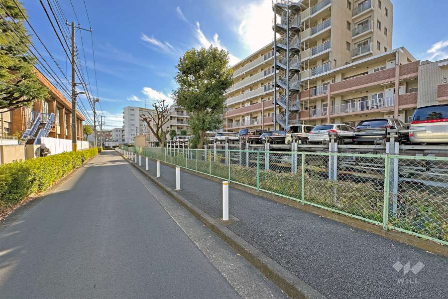 敷地の北東側前面道路（北西側から）