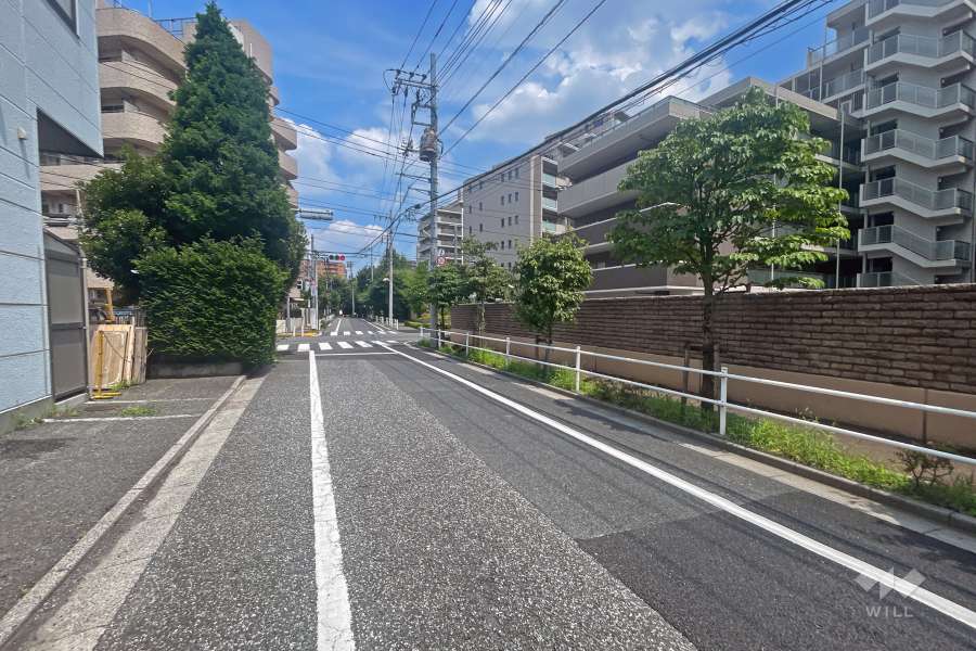 敷地の北側前面道路（西側から）