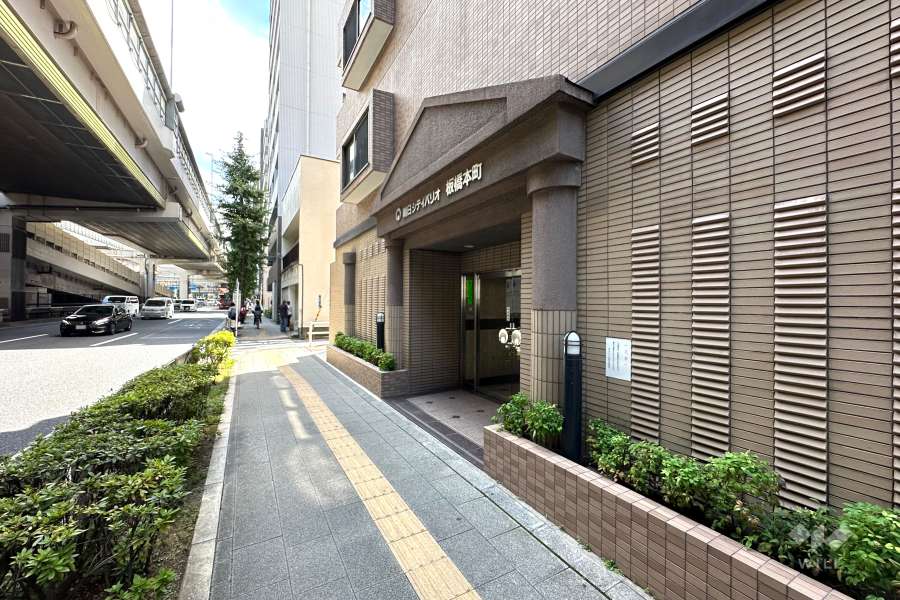 敷地の東側前面道路（北側から）