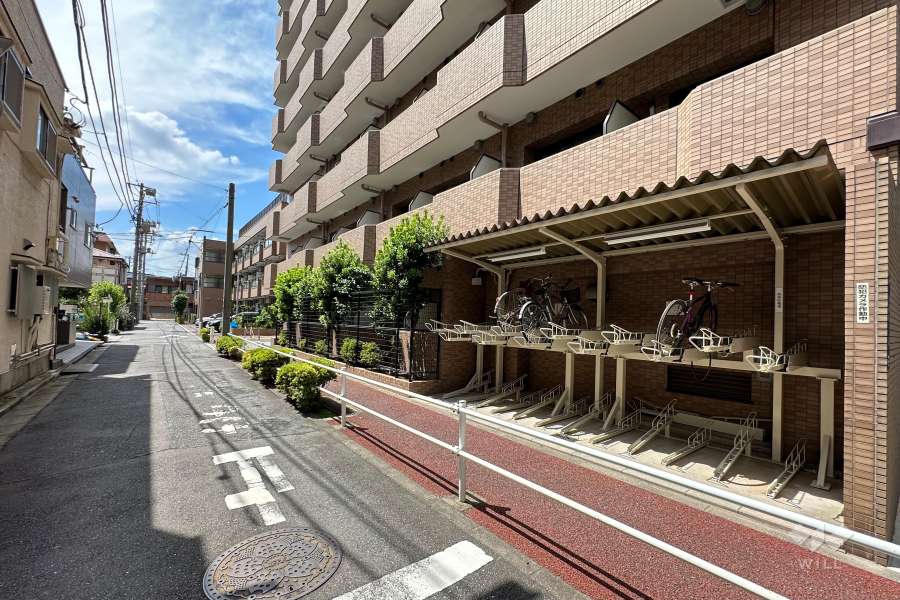 敷地の南側前面道路（東側から）