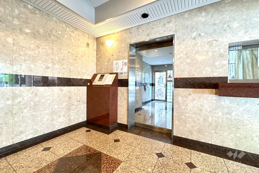 エントランスはオートロック付きです。