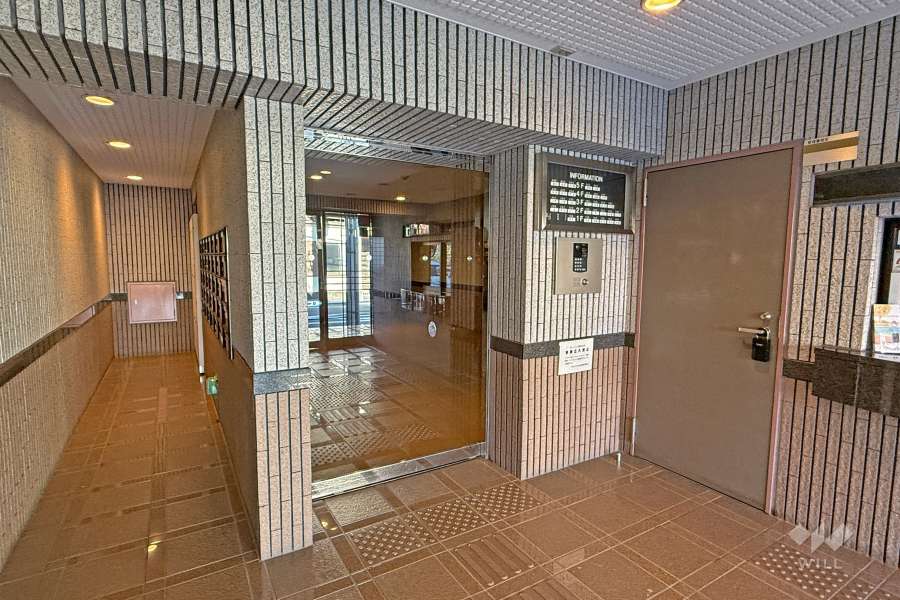 エントランスはオートロック付きです。