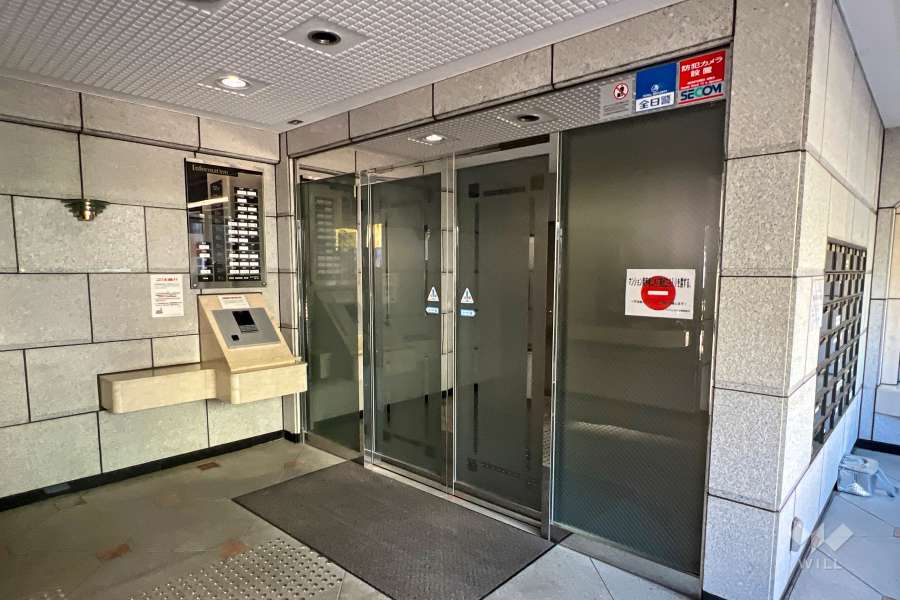 エントランスはオートロック付きです。