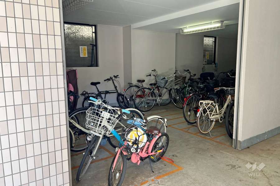 屋内に設けられた駐輪場