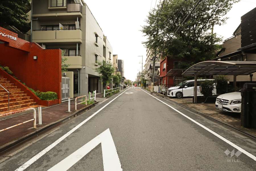 敷地の北側前面道路（東側から）