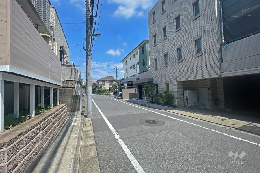 敷地の北側前面道路（西側から）