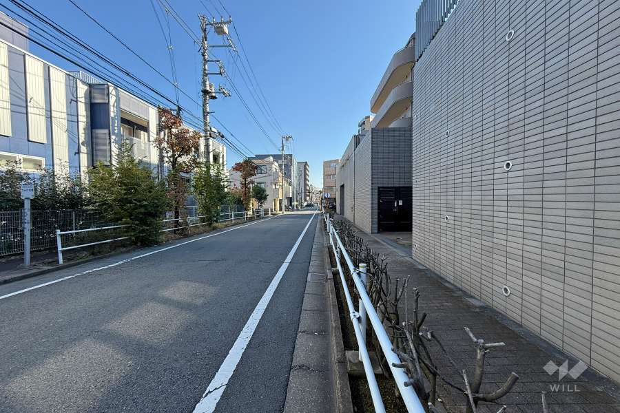 敷地の北側前面道路（西側から）