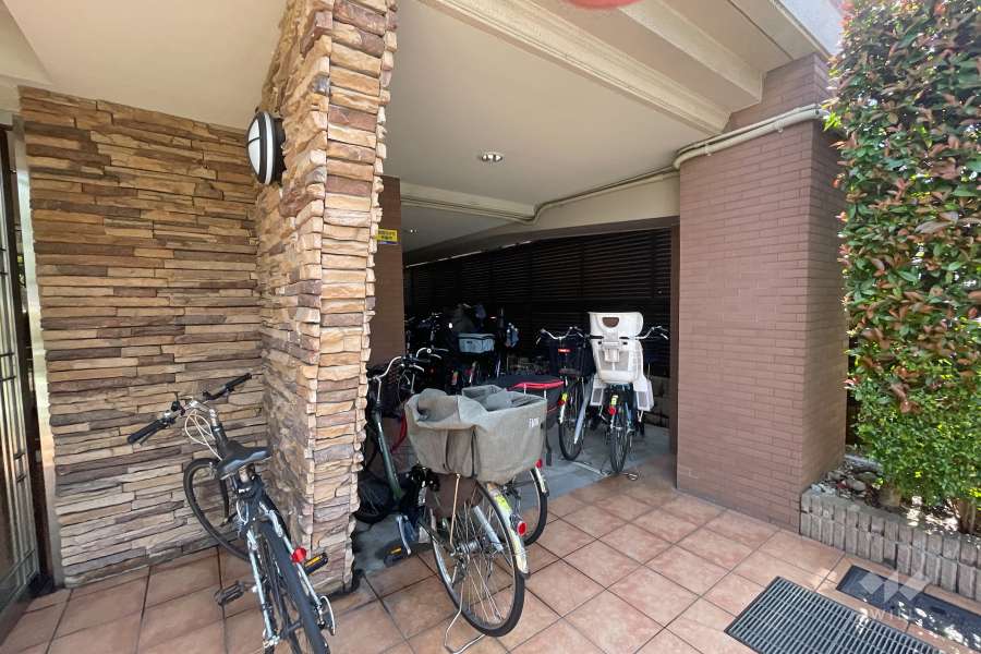 屋内に設けられた駐輪場