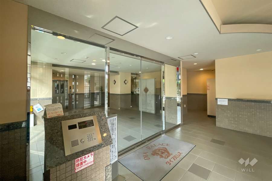 エントランスはオートロック付きです。