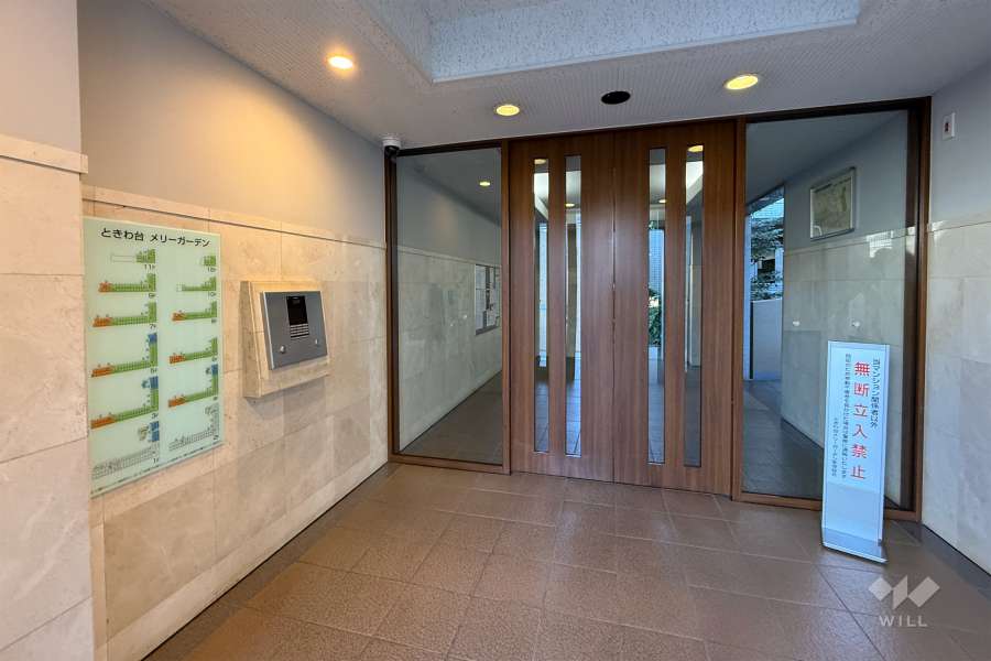 エントランスはオートロック付きです。