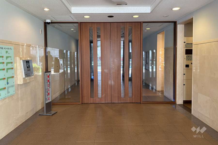 エントランスはオートロック付きです。