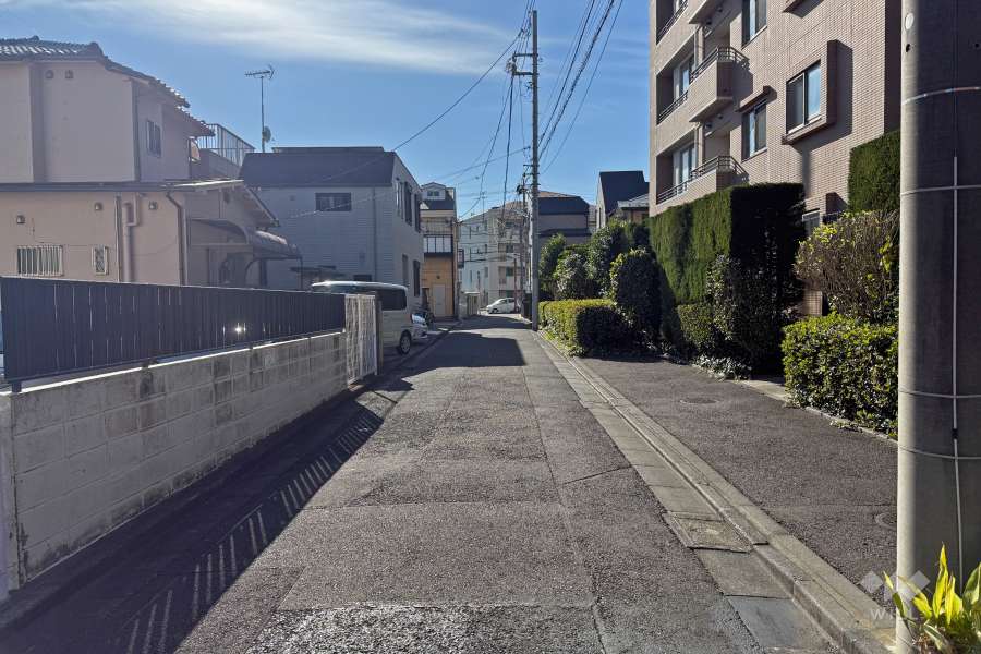 敷地東側の前面道路（北側から）